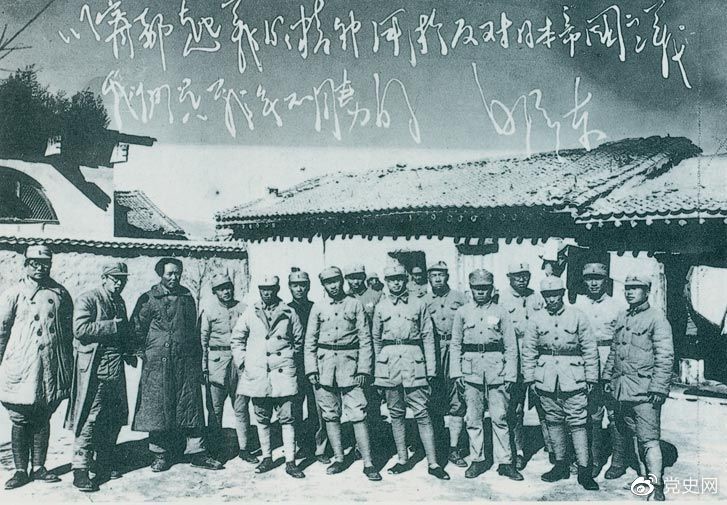 1931年12月14日,国民党第二十六路军在赵博生、董振堂、季振同、黄中岳率领下,于江西宁都起义,加入工农红军,编为红军第五军团。图为1937年毛泽东、王稼祥、萧劲光与宁都起义的参加者在延安合影。