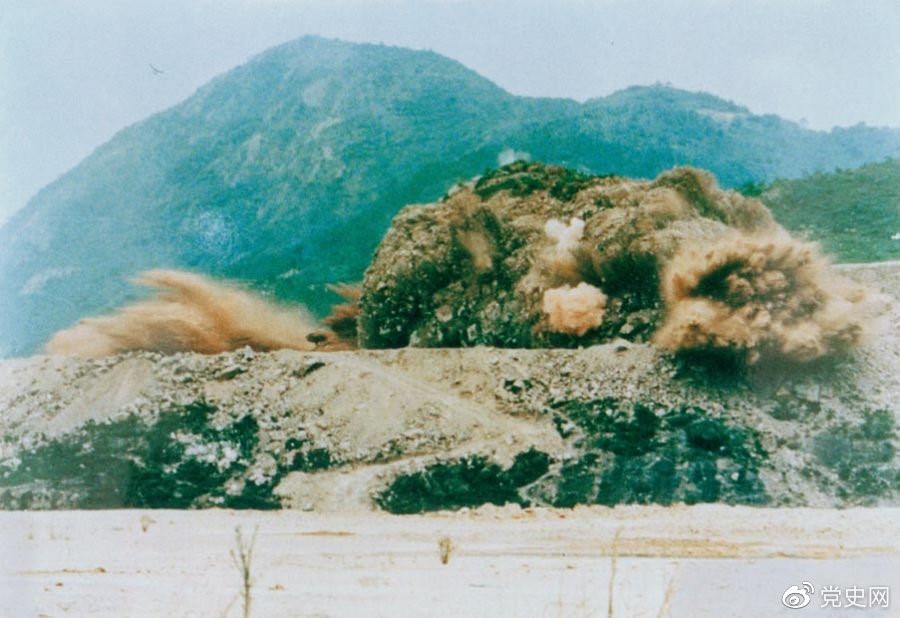 1979年7月20日,深圳蛇口工业区的建设者点燃开山炮时的场面。