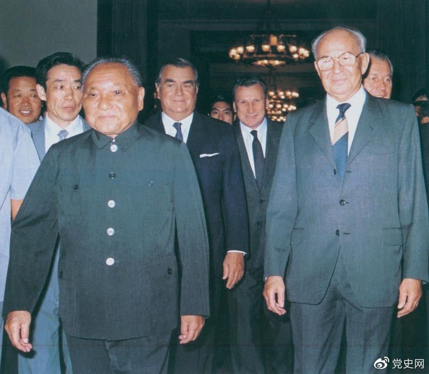 1988年9月5日,邓小平在会见捷克斯洛伐克总统胡萨克时提出科学技术是第一生产力。