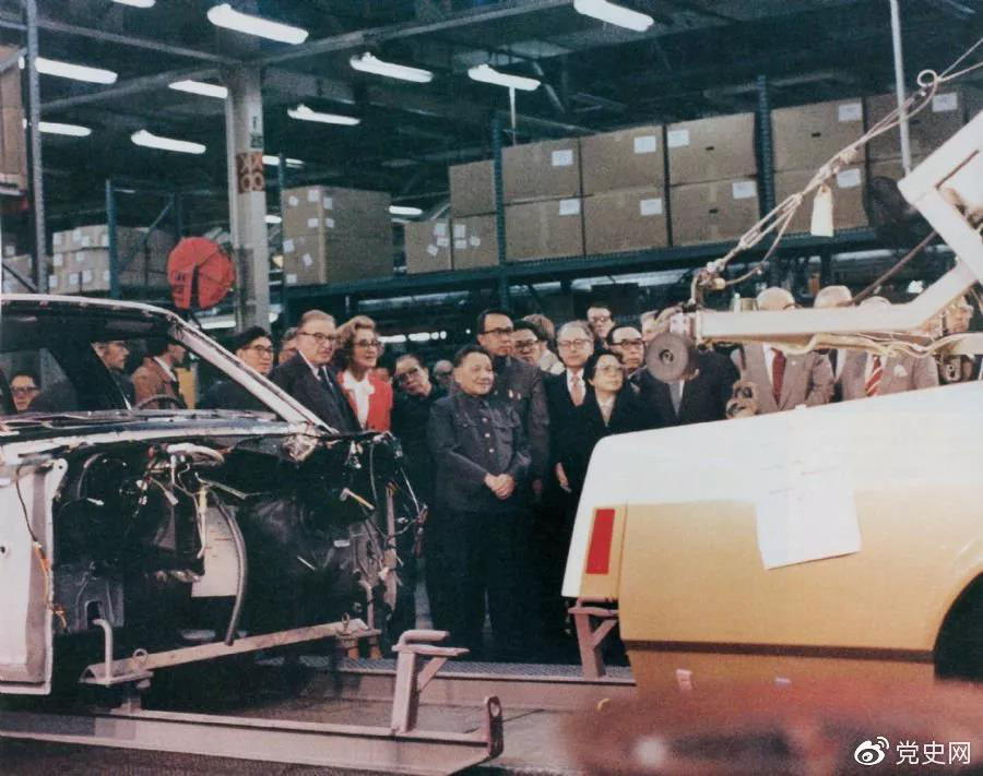 1979年2月1日,邓小平参观福特汽车公司装配厂,并观看了汽车装配线的整个生产过程。