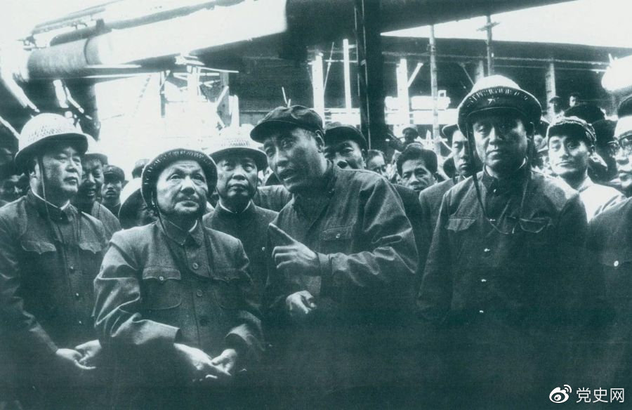 1978年9月18日,邓小平视察鞍山钢铁厂。